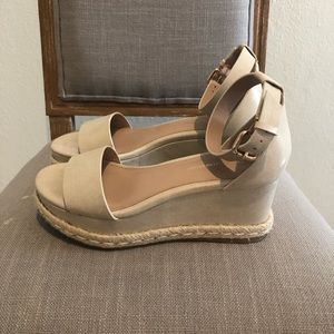 size 7 BCBG Generation platform sandal